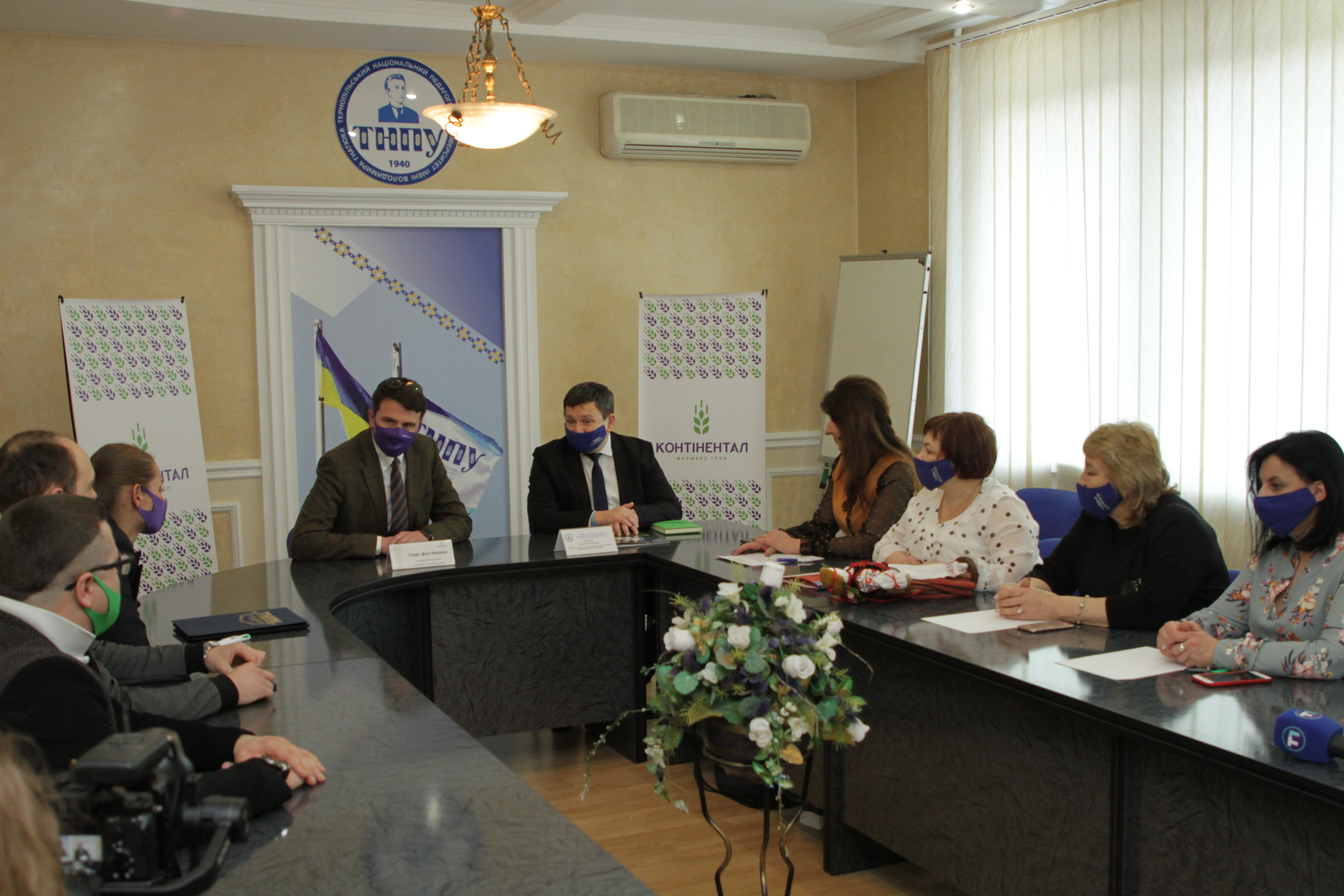 Викладачі університету та представники компанії при підписанні меморандуму